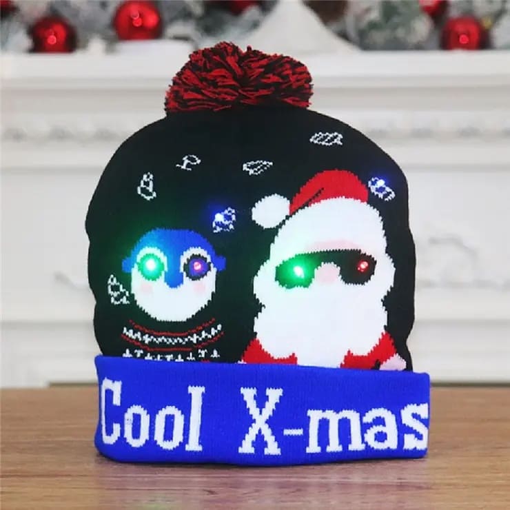 Žieminė kepurė su pom-pom švytinčiomis Kalėdomis su LED lemputėmis - COOL X-MAS
