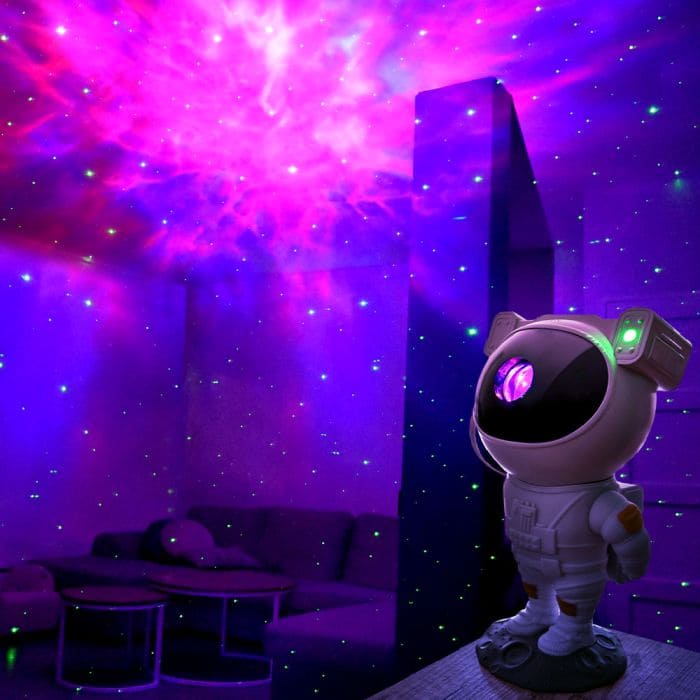 kosmonautas sieninis projektorius naktinio dangaus galaktika