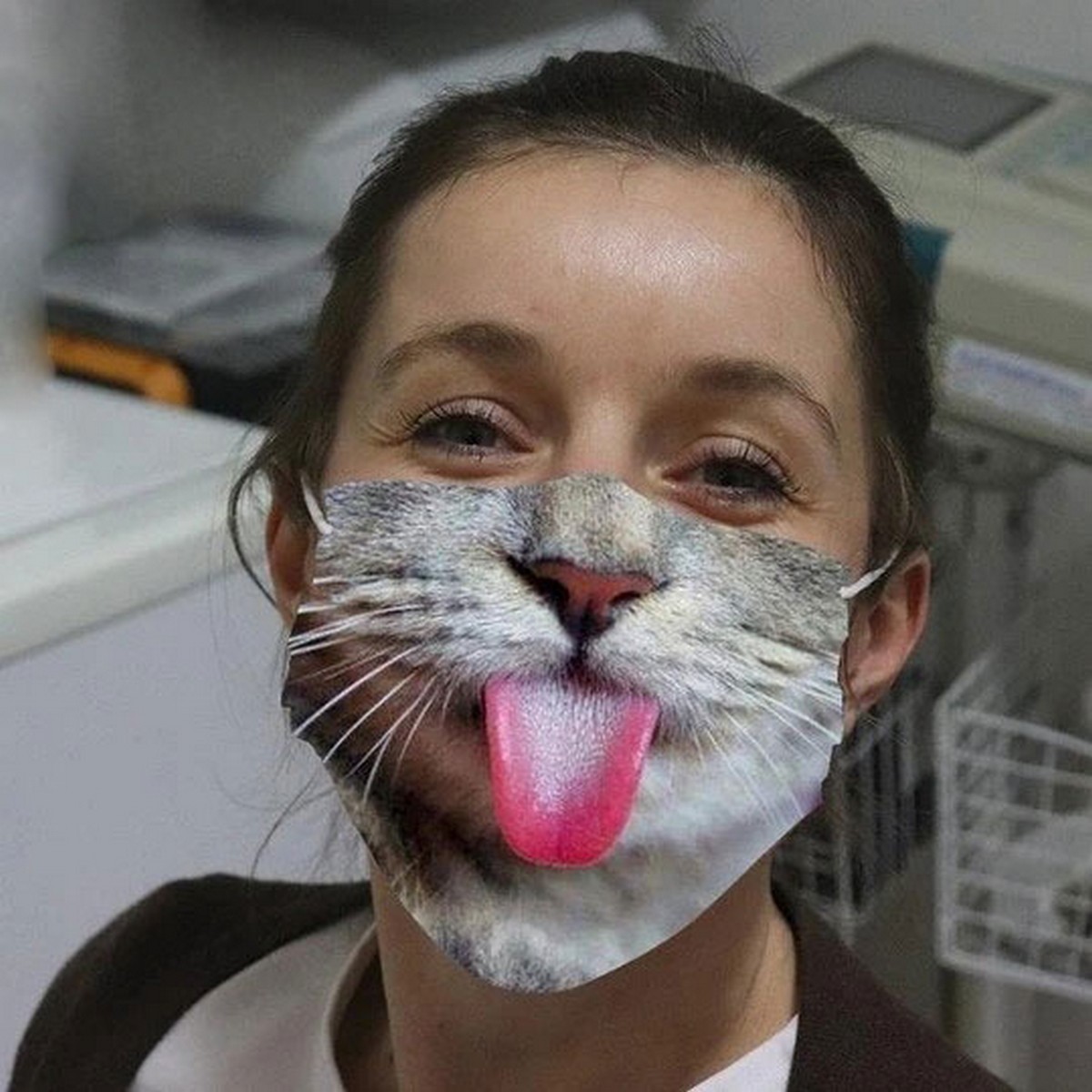 kaukė ant veido kačiuko su liežuviu