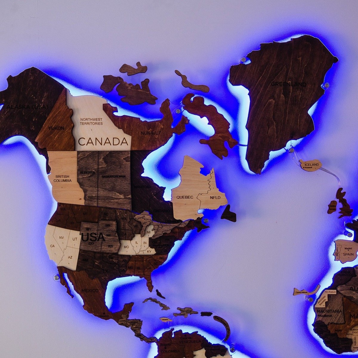 apšviestas medinis pasaulio žemėlapis ant sienos