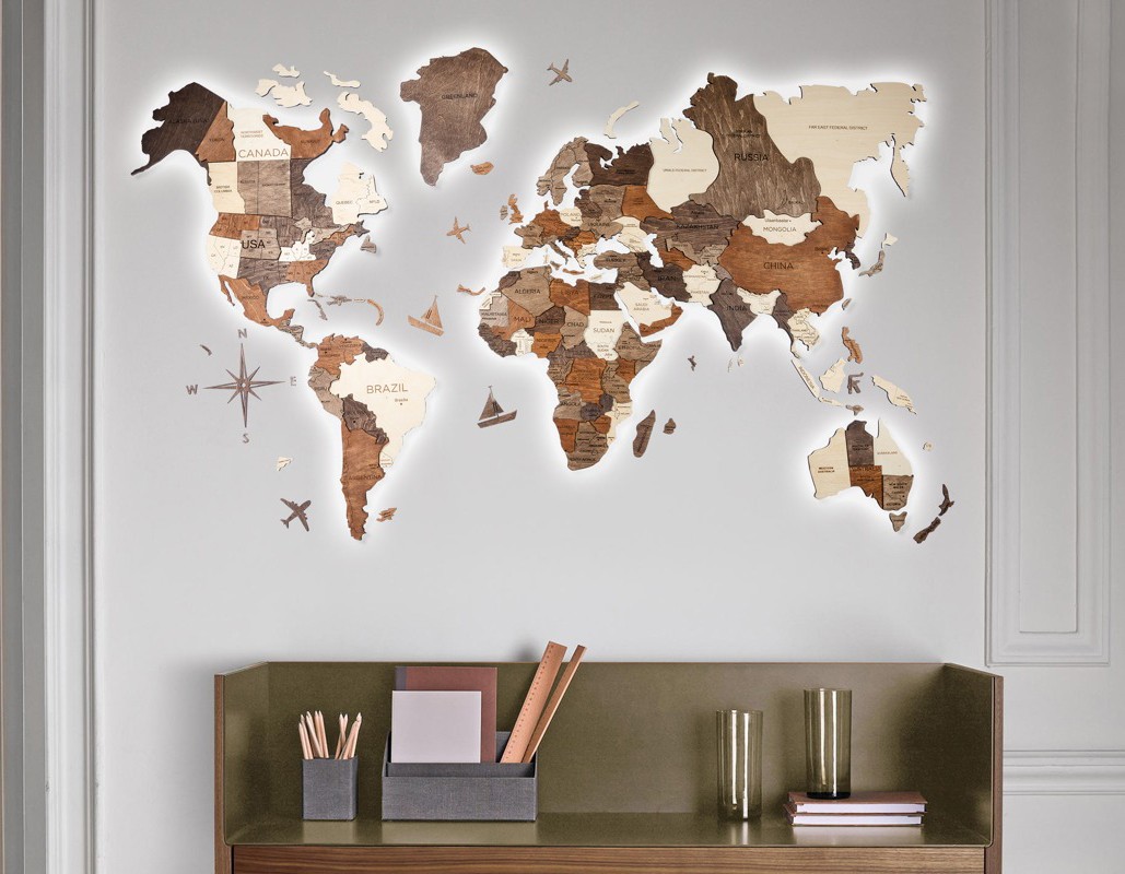 rankos spalvos 3D pasaulio žemėlapis ant sienos