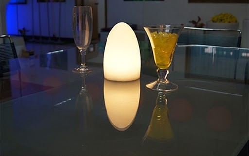 stilinga šviesa ant stalo - kiaušinis