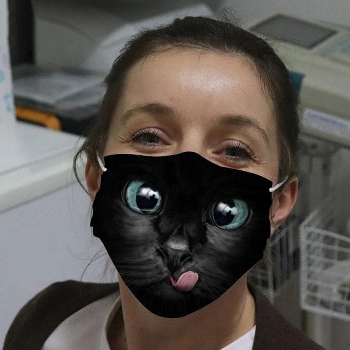 kačių veido kaukė juoda