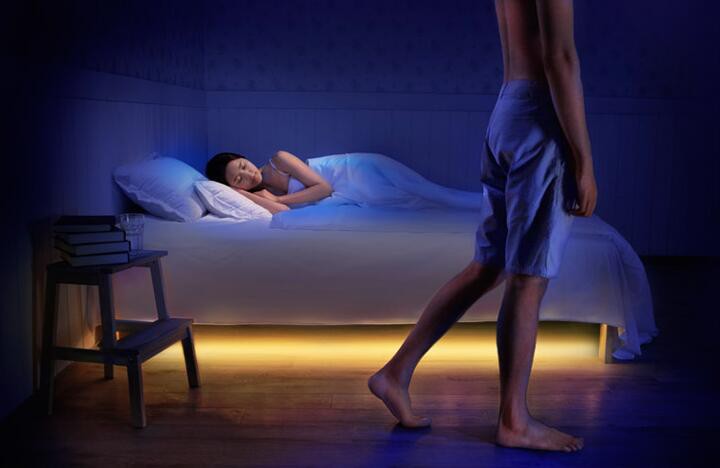 LED šviesos juosta po lova su judesio jutikliu