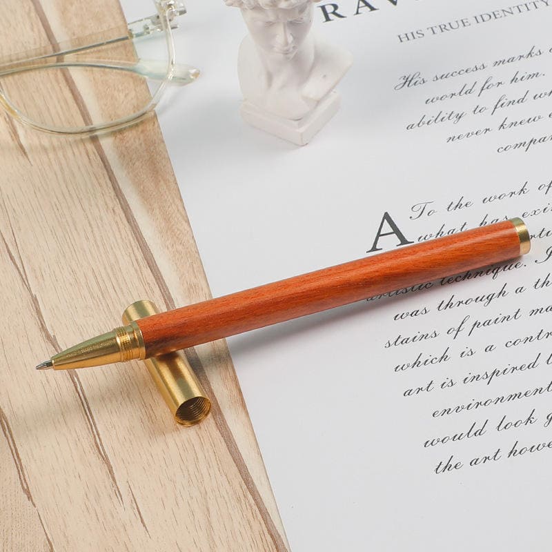 auksinis rašiklis su mediniu dizainu