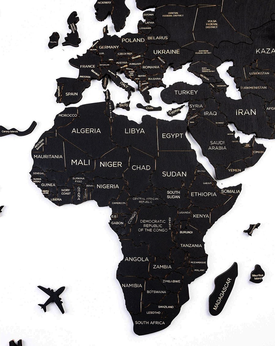pasaulio medinis žemėlapis ant sienos žemynų juoda spalva