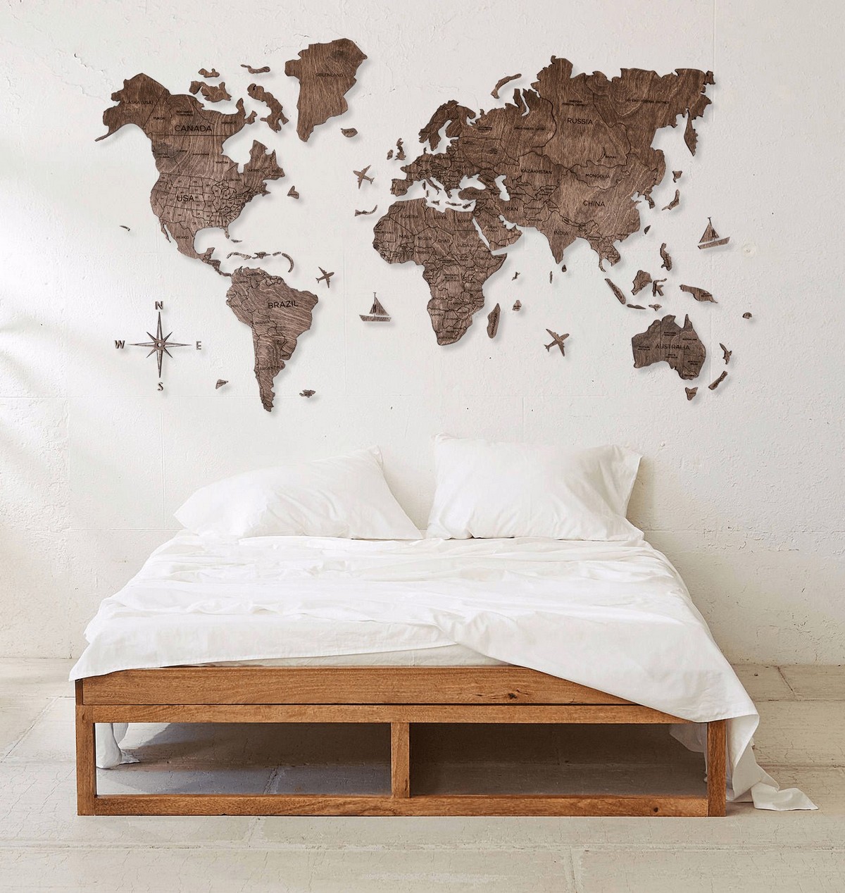 medinis pasaulio žemėlapis ant sienos