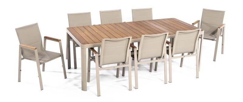 Didelis prabangaus dizaino sodo valgomojo stalas su kėdėmis.