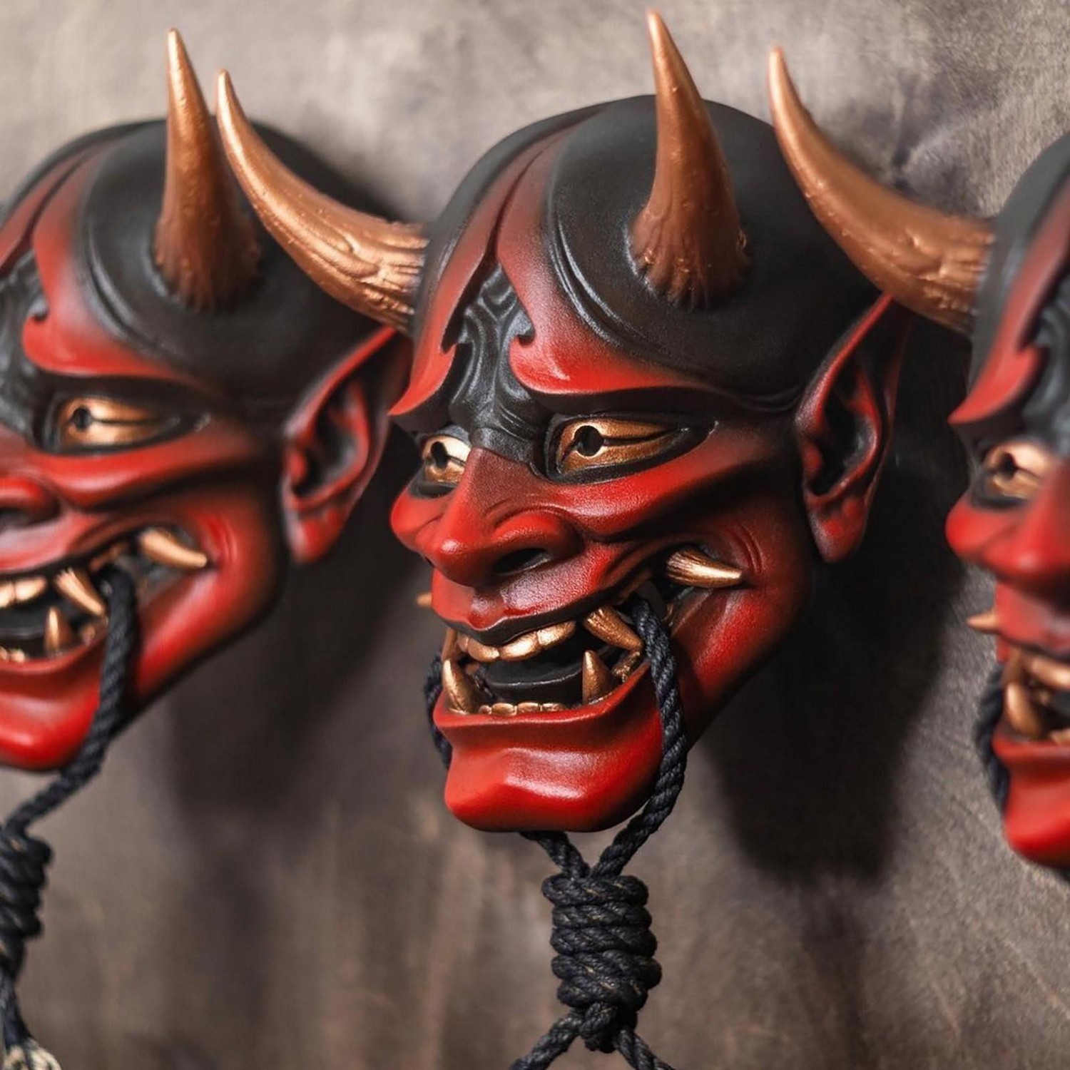 Demono galvos kaukė Helovinui - japonų motyvas