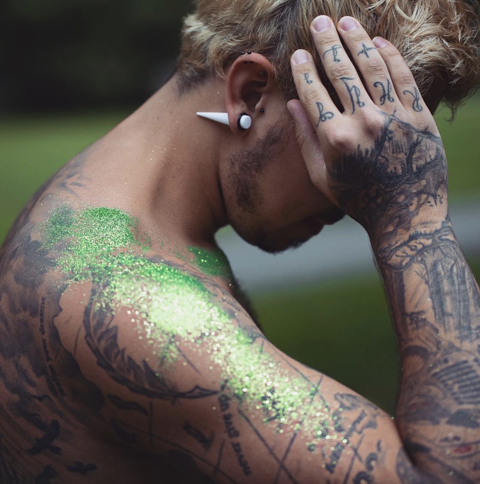 žaliai blizgantys blizgūs ornamentai ant kūno plaukų odos