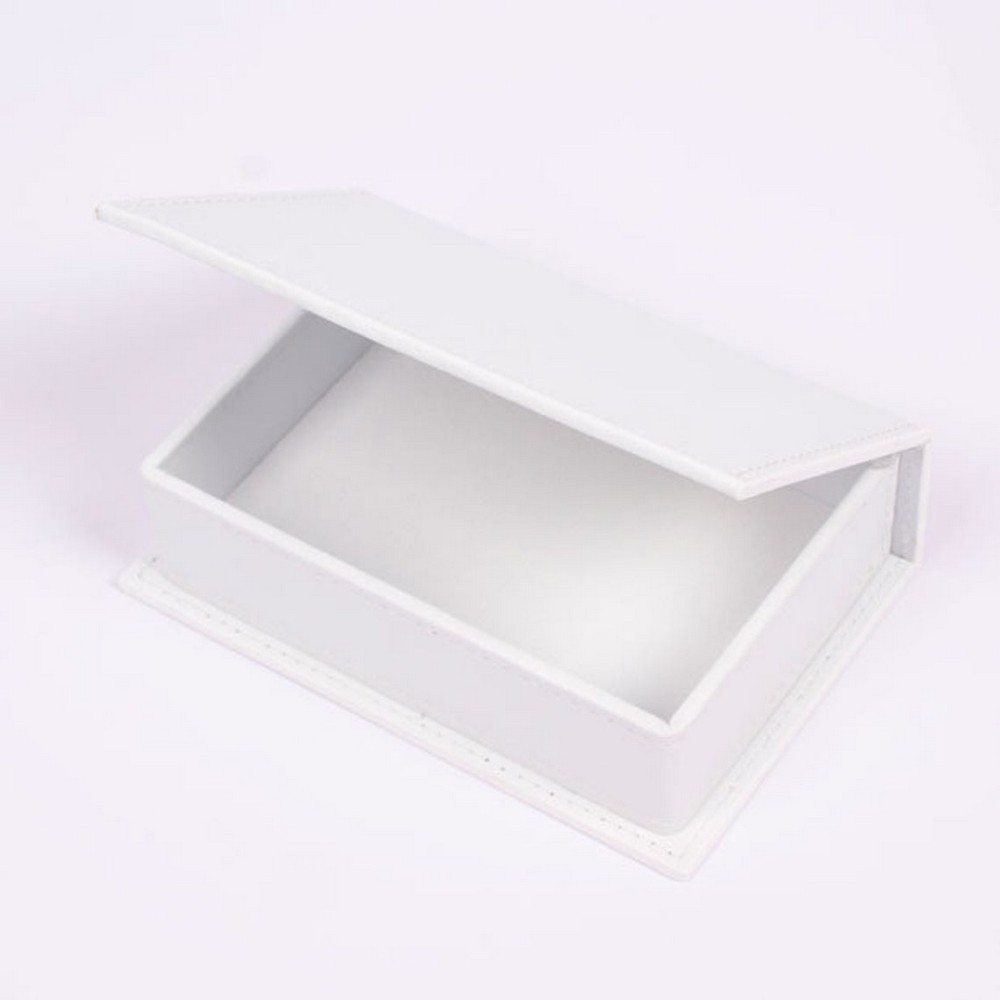 balta odinė dėžutė ant stalo