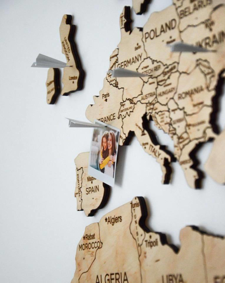 Kelionių pasaulio žemėlapių žemynai spalvina šviesią medieną