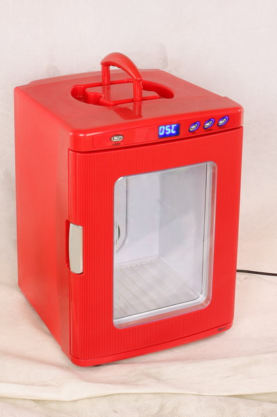 raudonas mini šaldytuvas retro