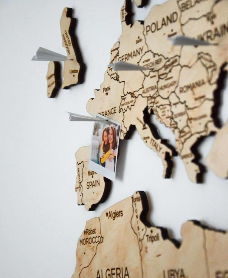 medinis žemėlapis ant sienos stumiami kaiščiai lėktuvai