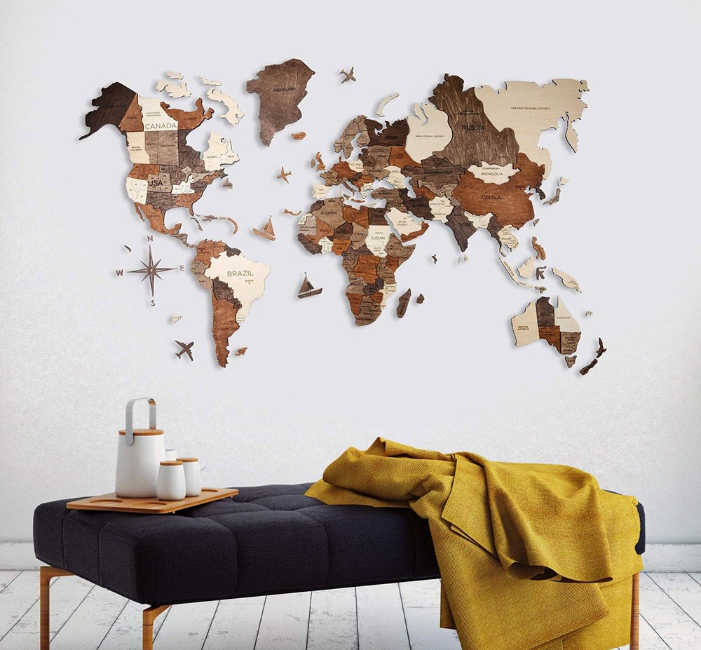 3D paveikslai ant medinio pasaulio žemėlapio ant sienos