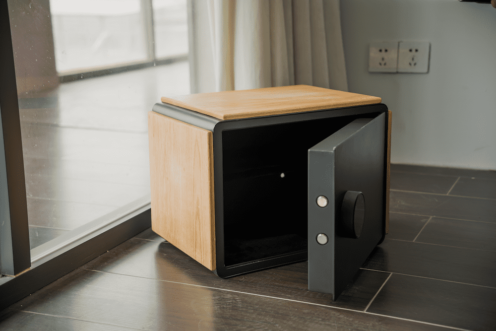 medinė mini seifas su segtuku arba programėle išmanųjį telefoną