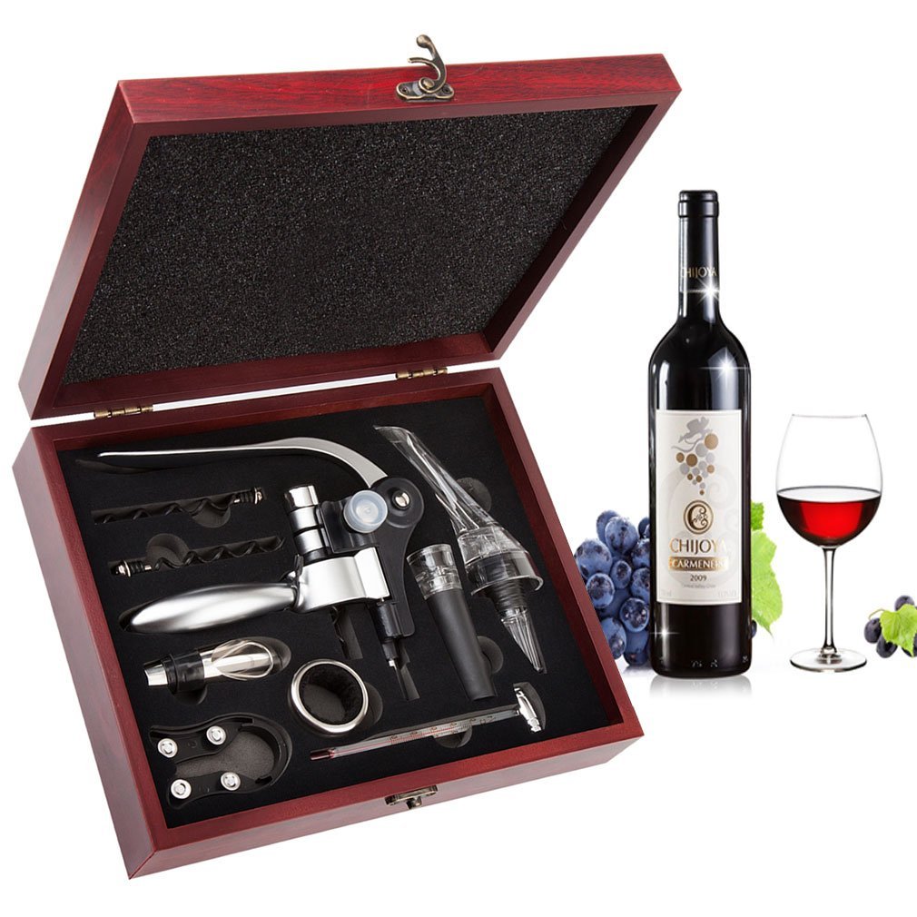 Medinė dėžutė su vyno rinkiniu